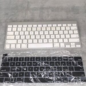 Apple Wireless Bluetooth Keyboard A1314 Slim With new Cover